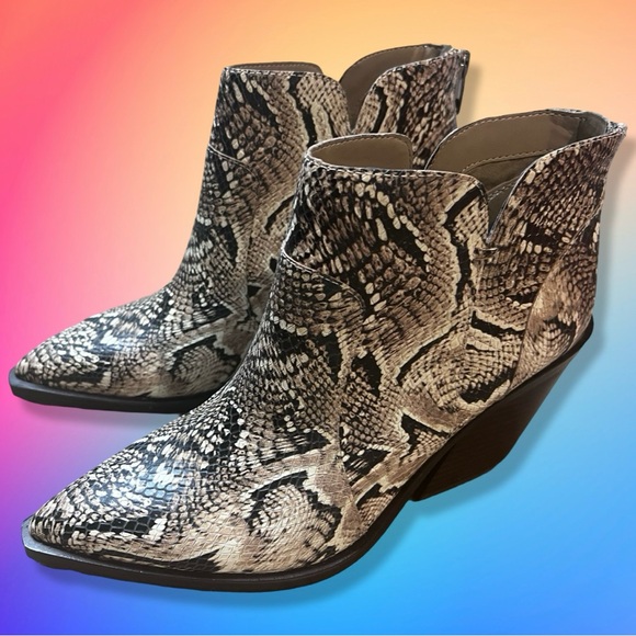 NWOT VINCE CAMUTO GRADESHA SNAKESKIN BOOTIES - 9 WOMENS - Picture 8 of 12